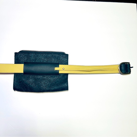 Stone Mountain USA Black Embossed Leather Belted Bag Fanny Pack Sz Medium - Picture 4 of 7